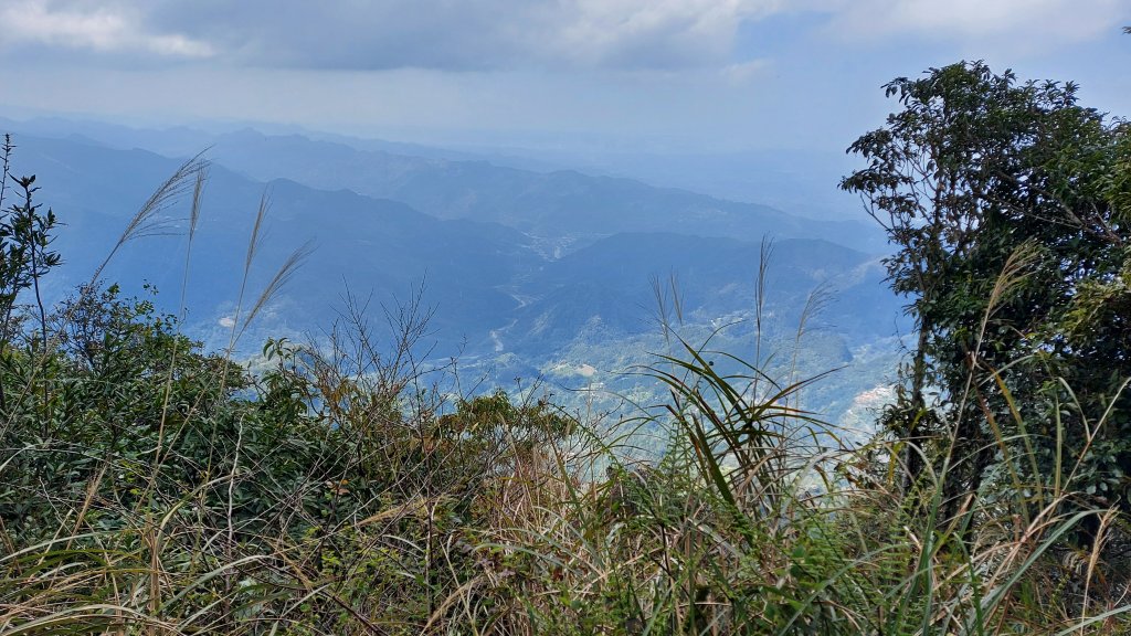 111/03/13新竹五峰天際線：鵝公髻山(第一登山口上、山上人家下)_1649550