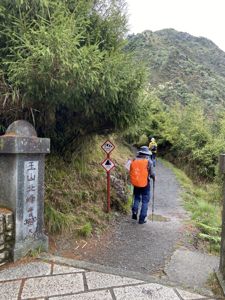 20230515-16玉山前西峰+遠望雨中的主東北_2436634