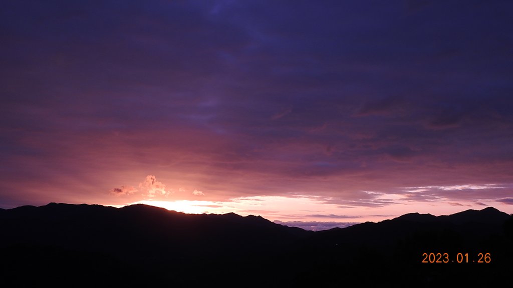 只追到雲海的尾巴+斜射光(上帝光)&112/1/26石碇花園公墓賞日出_2005484