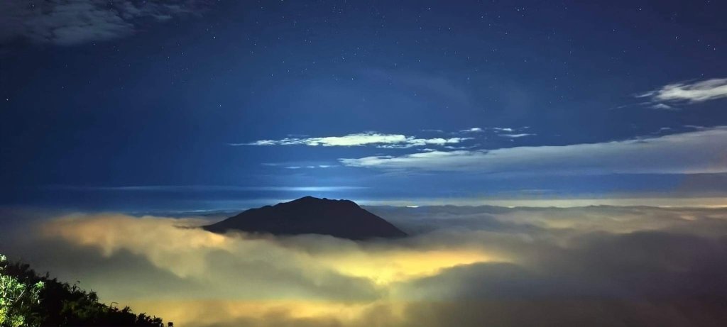 跟著雲海達人山友追雲趣 #大屯山 #琉璃光雲海 6/8封面圖