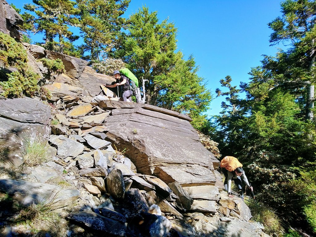 南湖北稜山頭巴都服山前的巨石堆