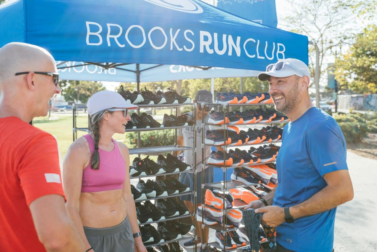 一張含有 文字, 個人, 室外, 男人 的圖片
自動產生的描述