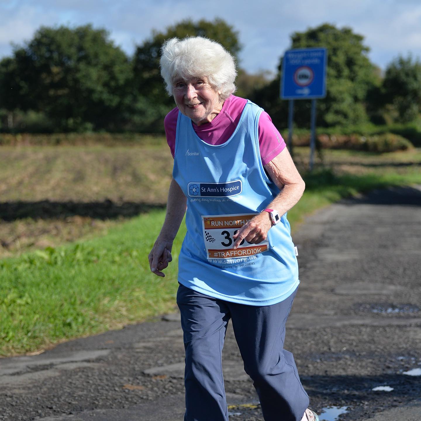 【話題】英雄不一定身穿披風 86 歲英國阿嬤每週跑20K為醫院籌資金