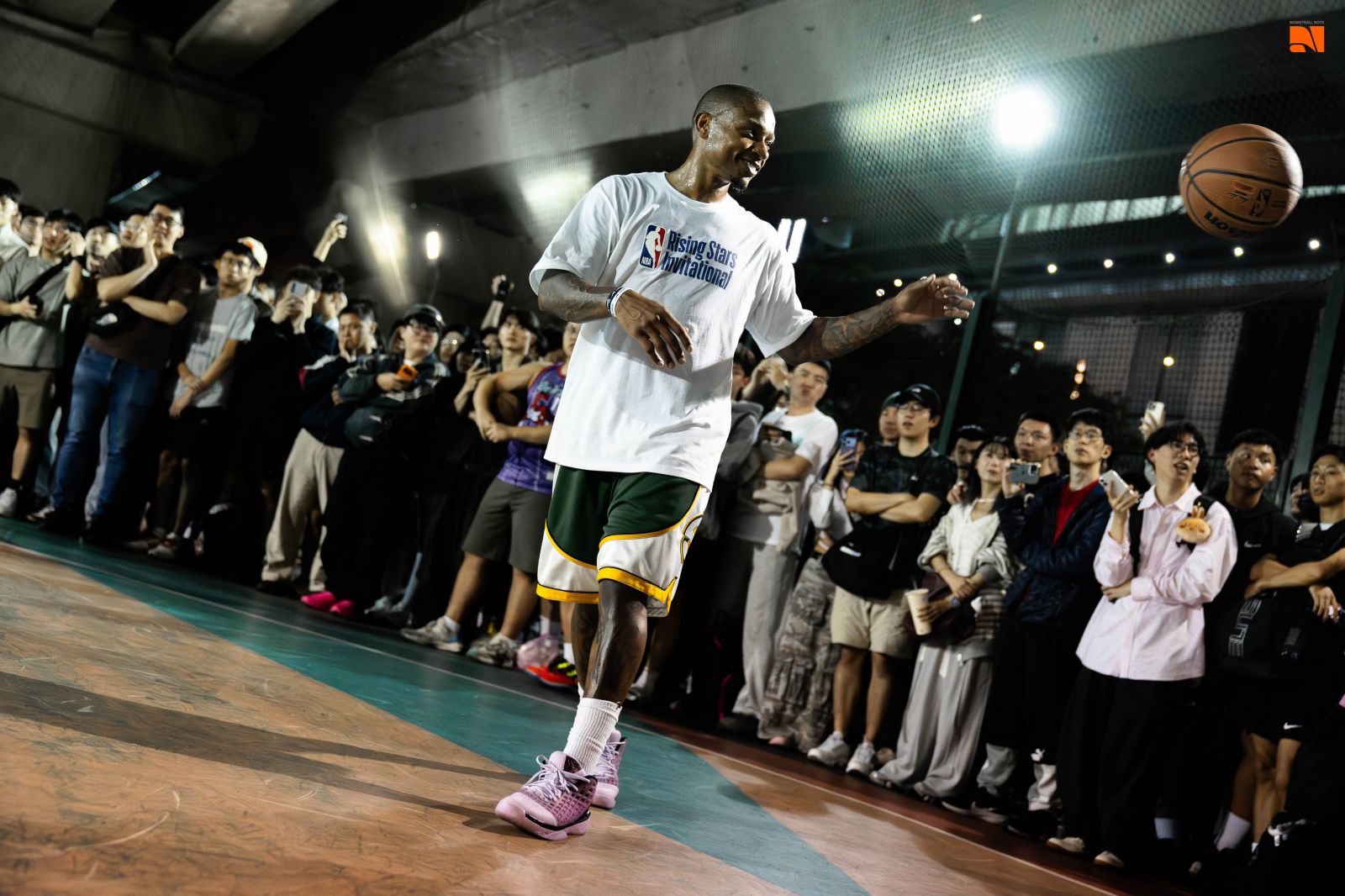 【影片】親臨新生橋下籃球場大秀球技！Isaiah Thomas連打5場3對3展現高度親民度