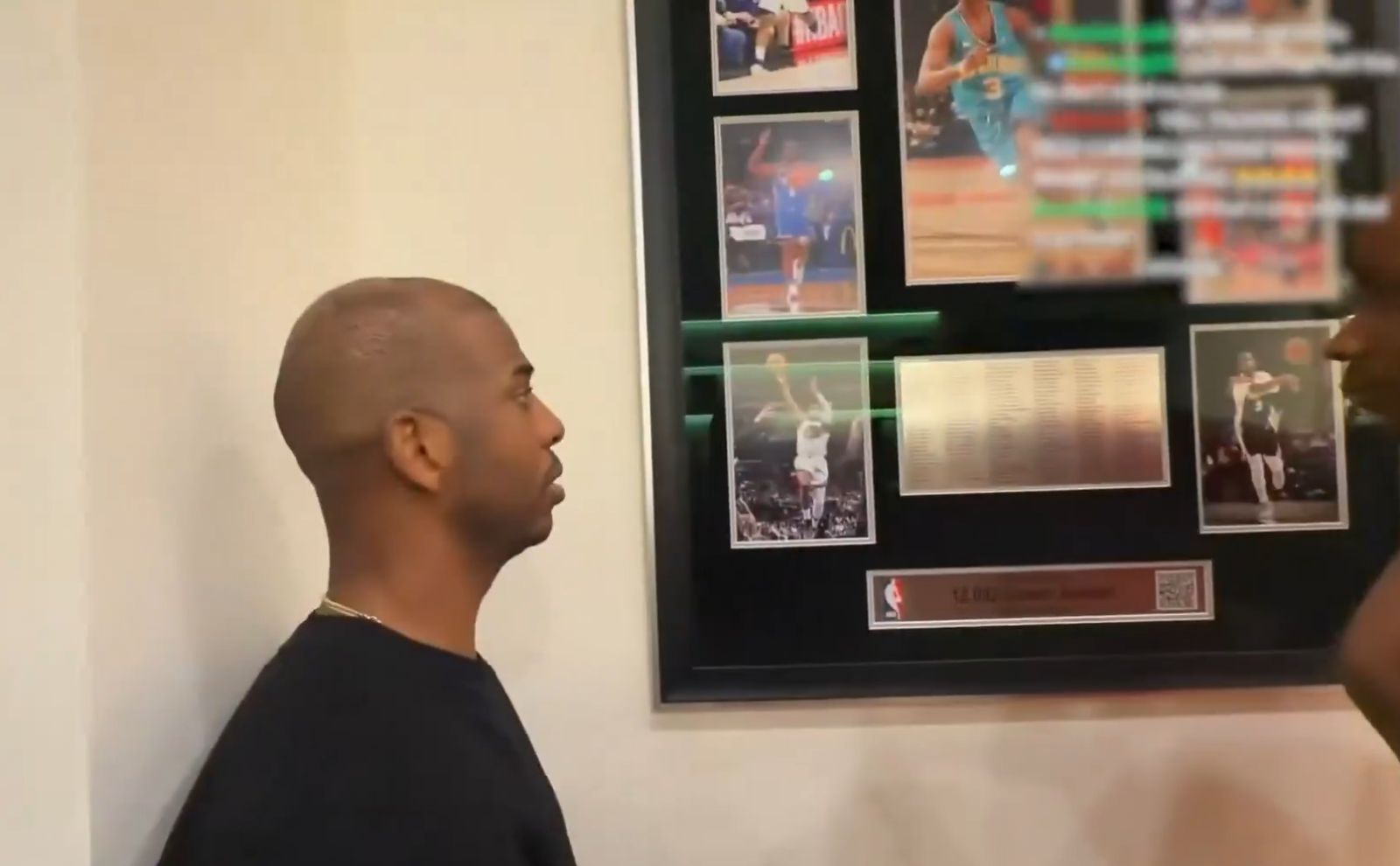 【影片】直播中秀出馬刺贈送給自己的紀念牌匾！CP3：他們是我效力過最棒的球隊