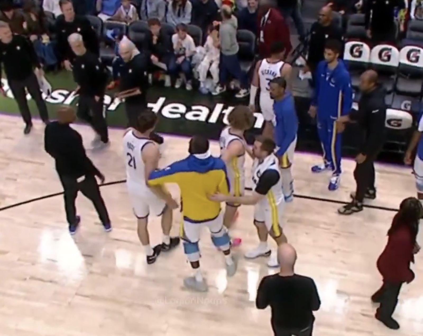 【影片】Post、Podziemski暫停時險發生爭執！Green第一時間將兩人拉開