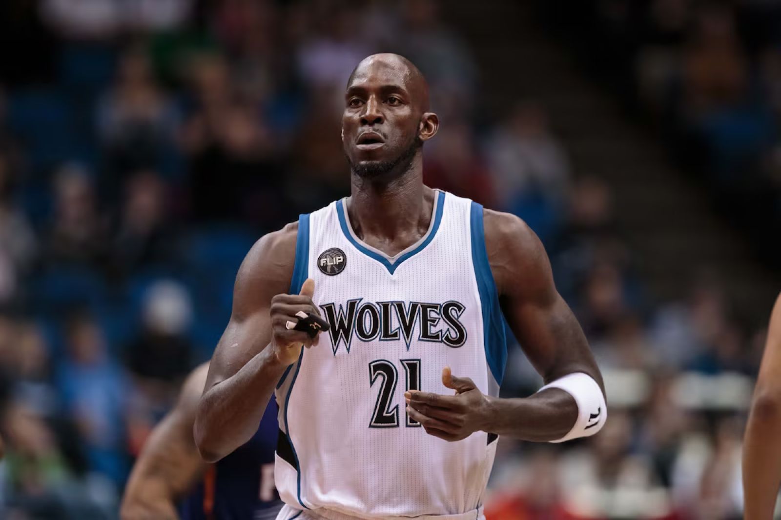 結束十年冷戰！灰狼將退役Kevin Garnett 21號球衣