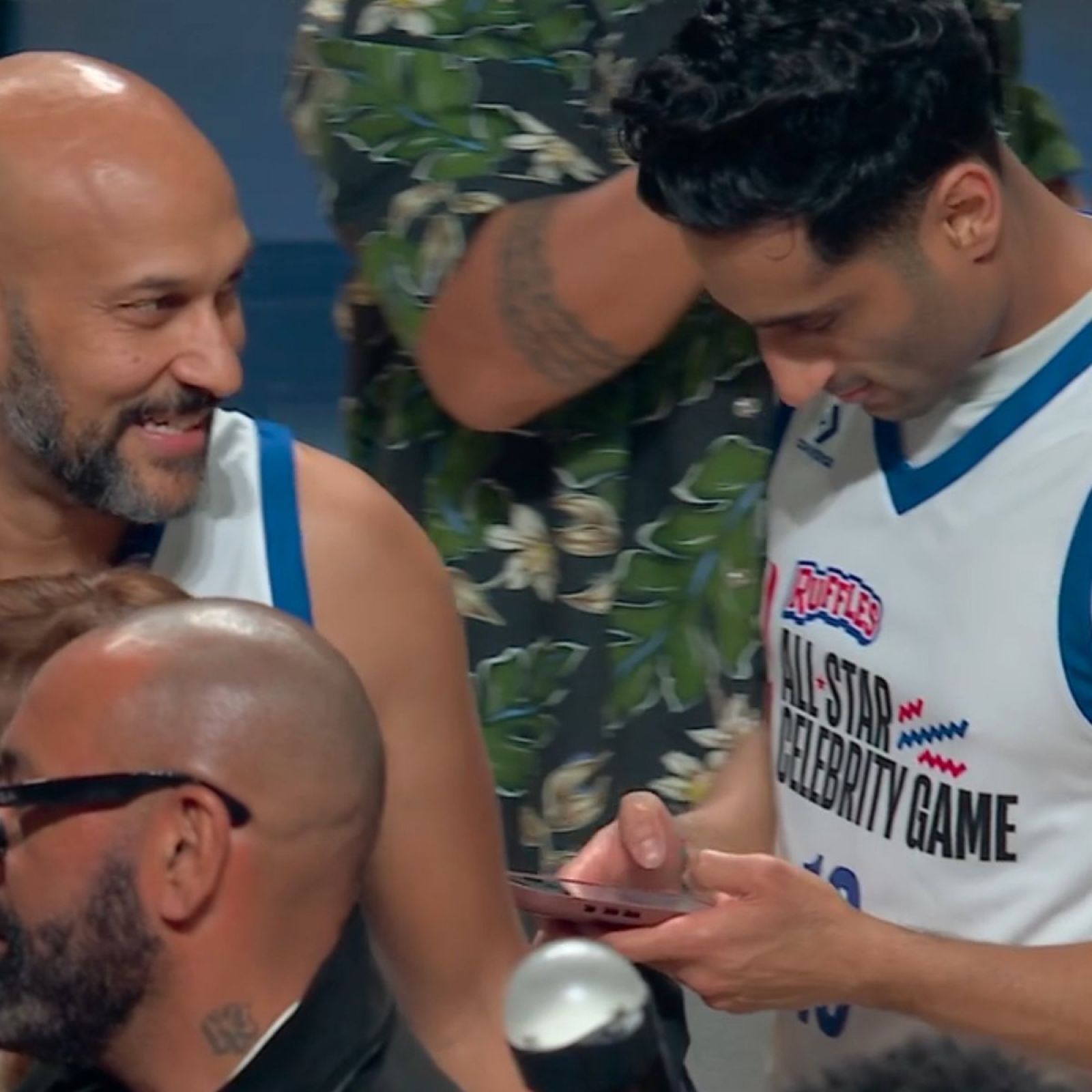 【影片】名記者Shams明星賽場上還在手機辦公 KD虧：給點尊重吧