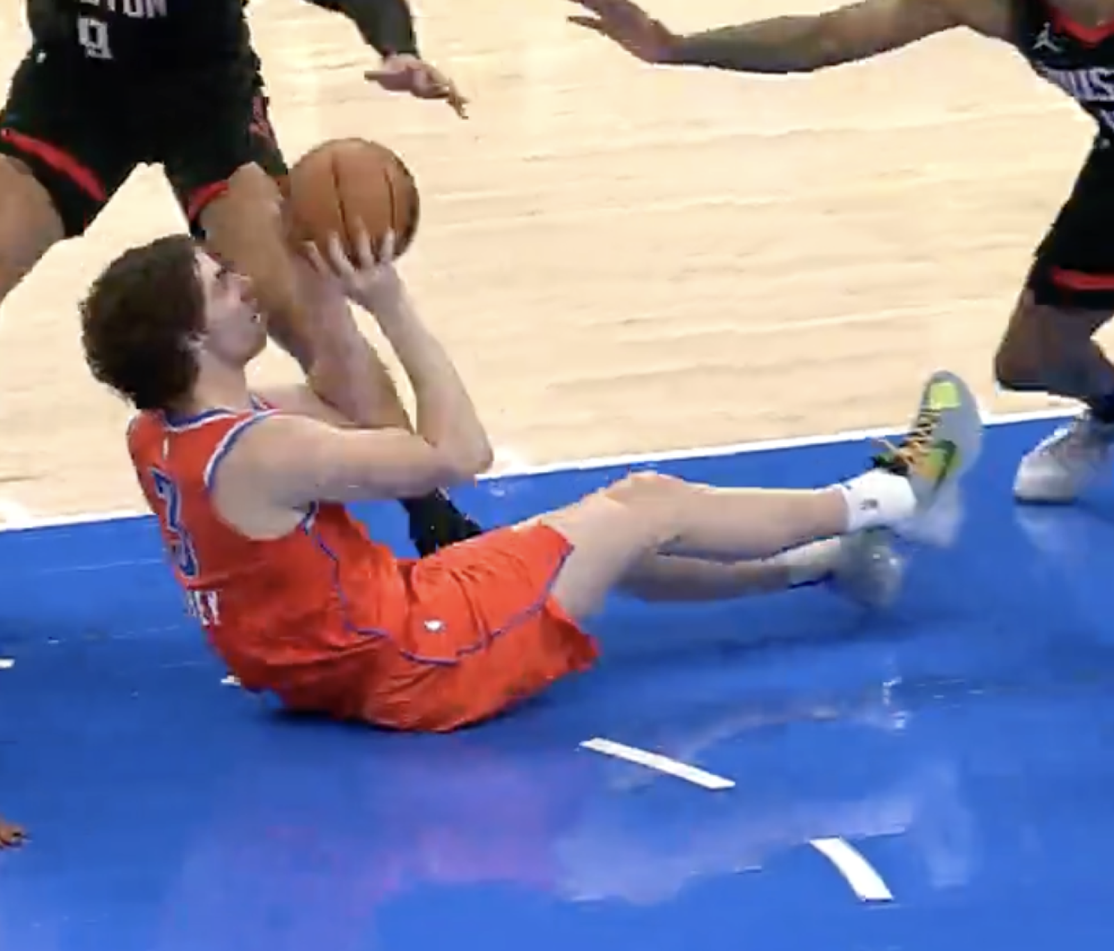 【影片】NBA / 坐在地板上也可以投進 Giddey超強核心在禁區完成得分