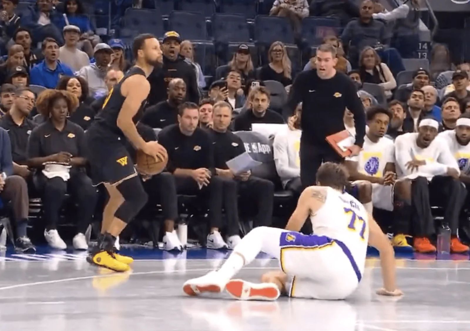 【影片】Curry晃倒Luka Doncic：沒想到效果這麼誇張