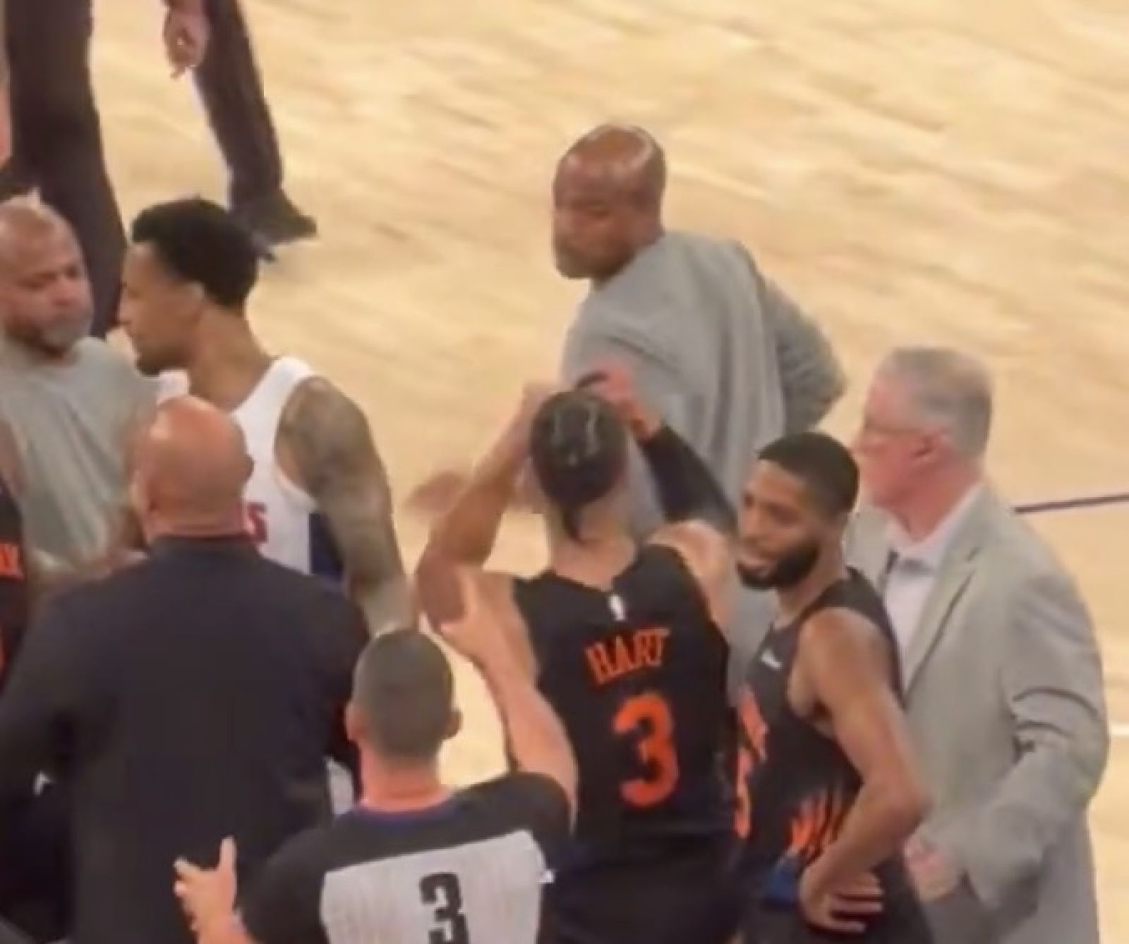 【影片】Josh Hart假裝作勢要打活塞助教Jarrett Jack！隨後收手笑著走離開