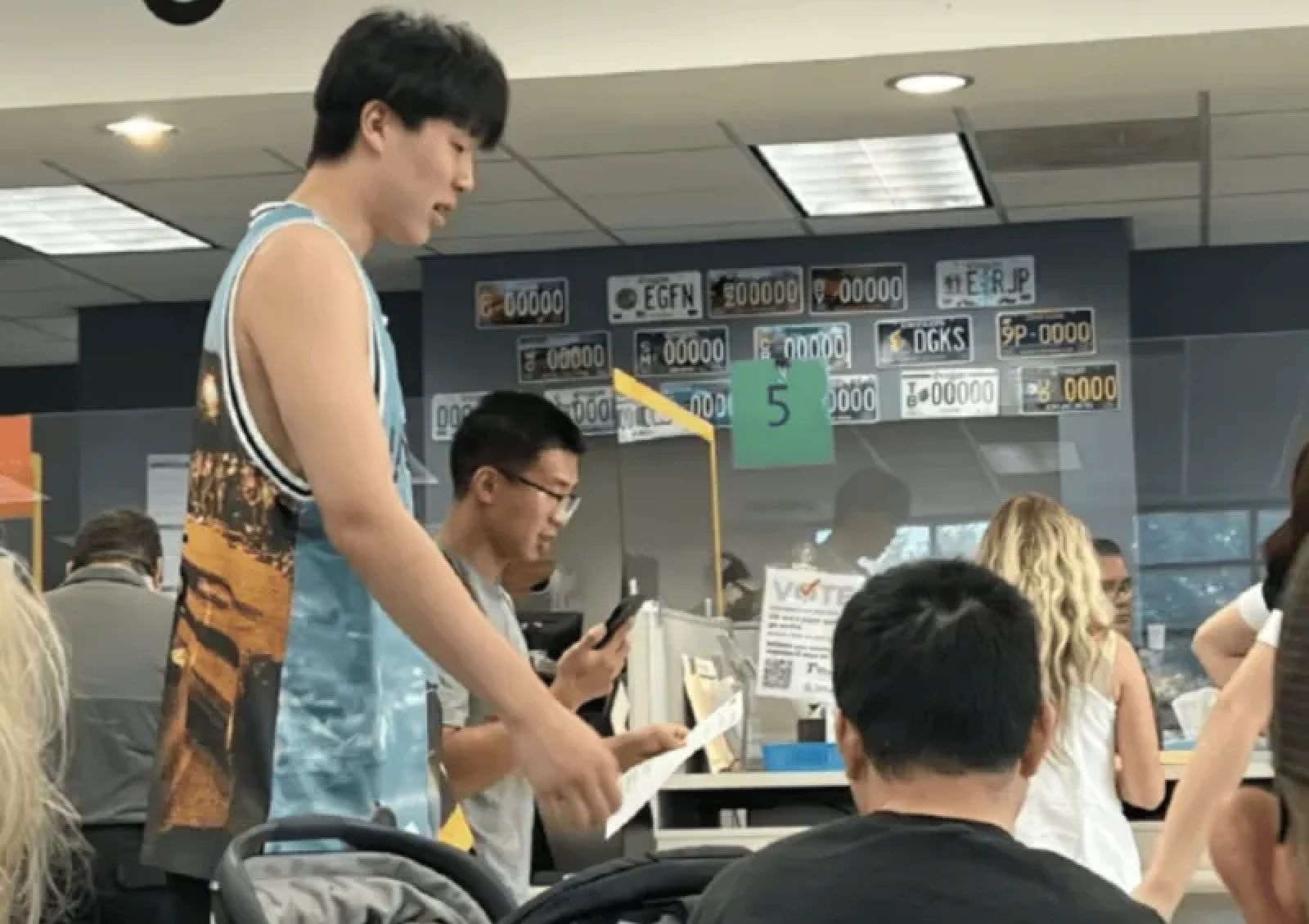 楊瀚森利用空餘時間去考駕照 不過最終還是沒能考到