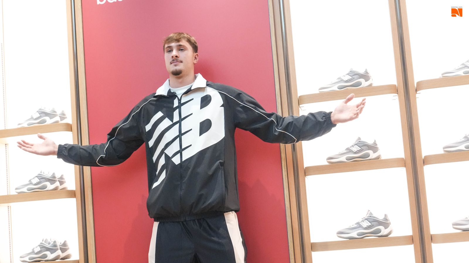 首度啟程亞洲引轟動！New Balance攜手Cooper Flagg揭露個人Logo與實著P400 Low登上賽場