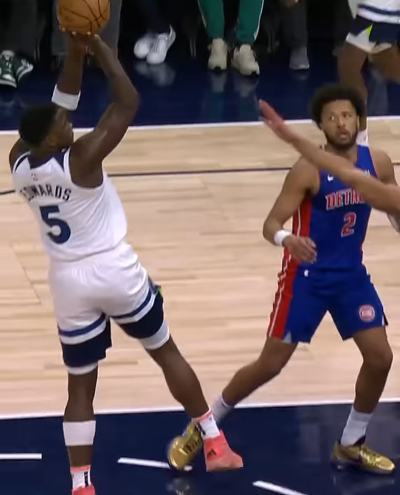 【影片】NBA / Edwards連踩六步夢幻步 轉身後仰跳投吃掉對手