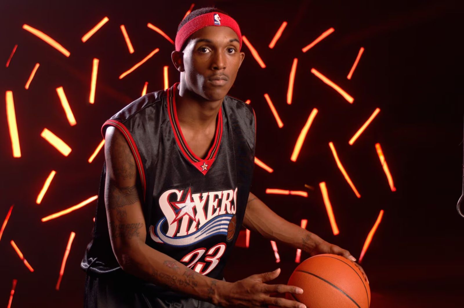 【影片】新秀年被Chris Webber激將喝6瓶啤酒！Lou Williams：為了1.5萬美元喝到被抬上飛機
