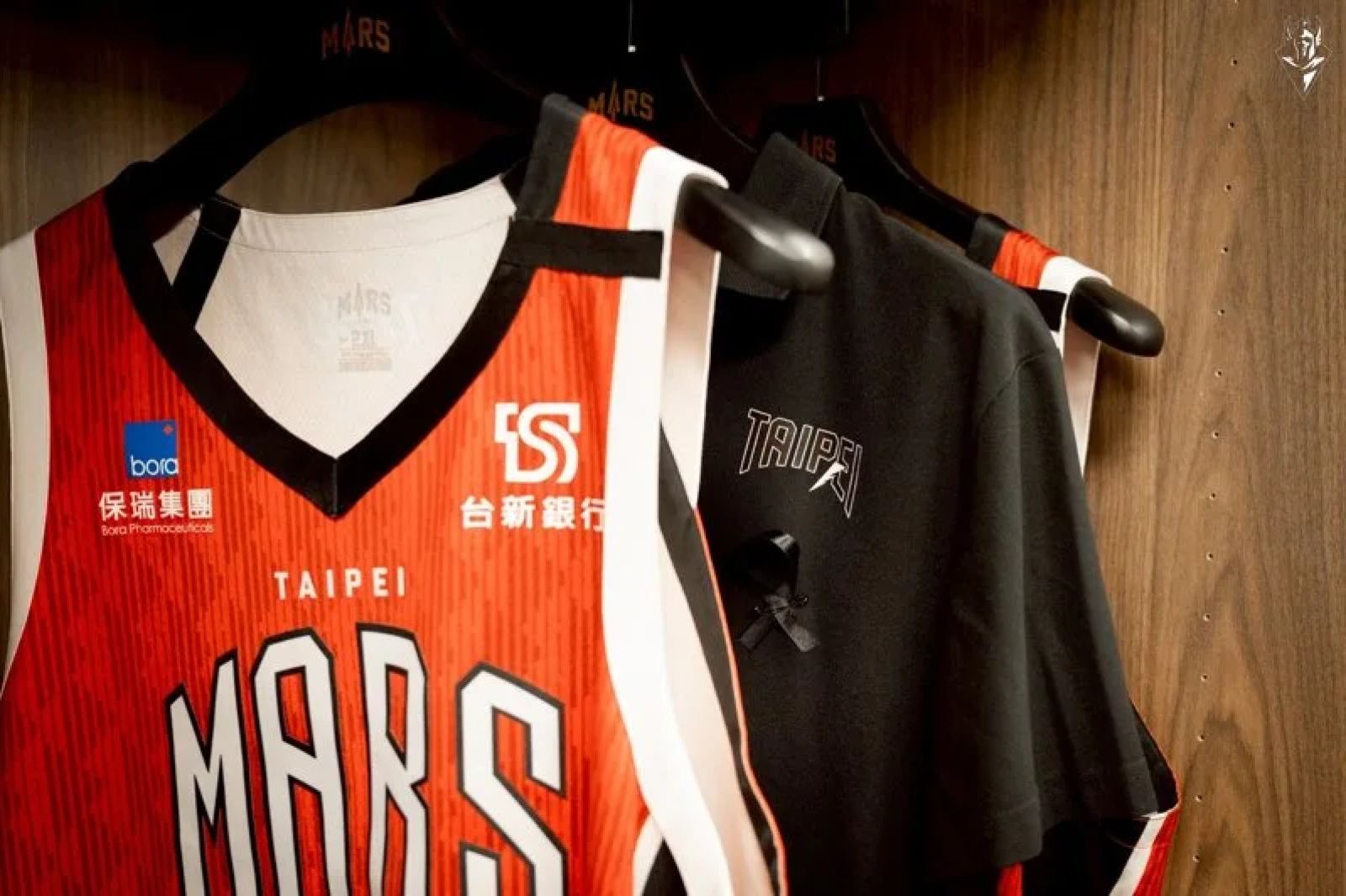 悼念數據暨影片分析師楊致寬 戰神繫上黑絲帶銜哀上陣