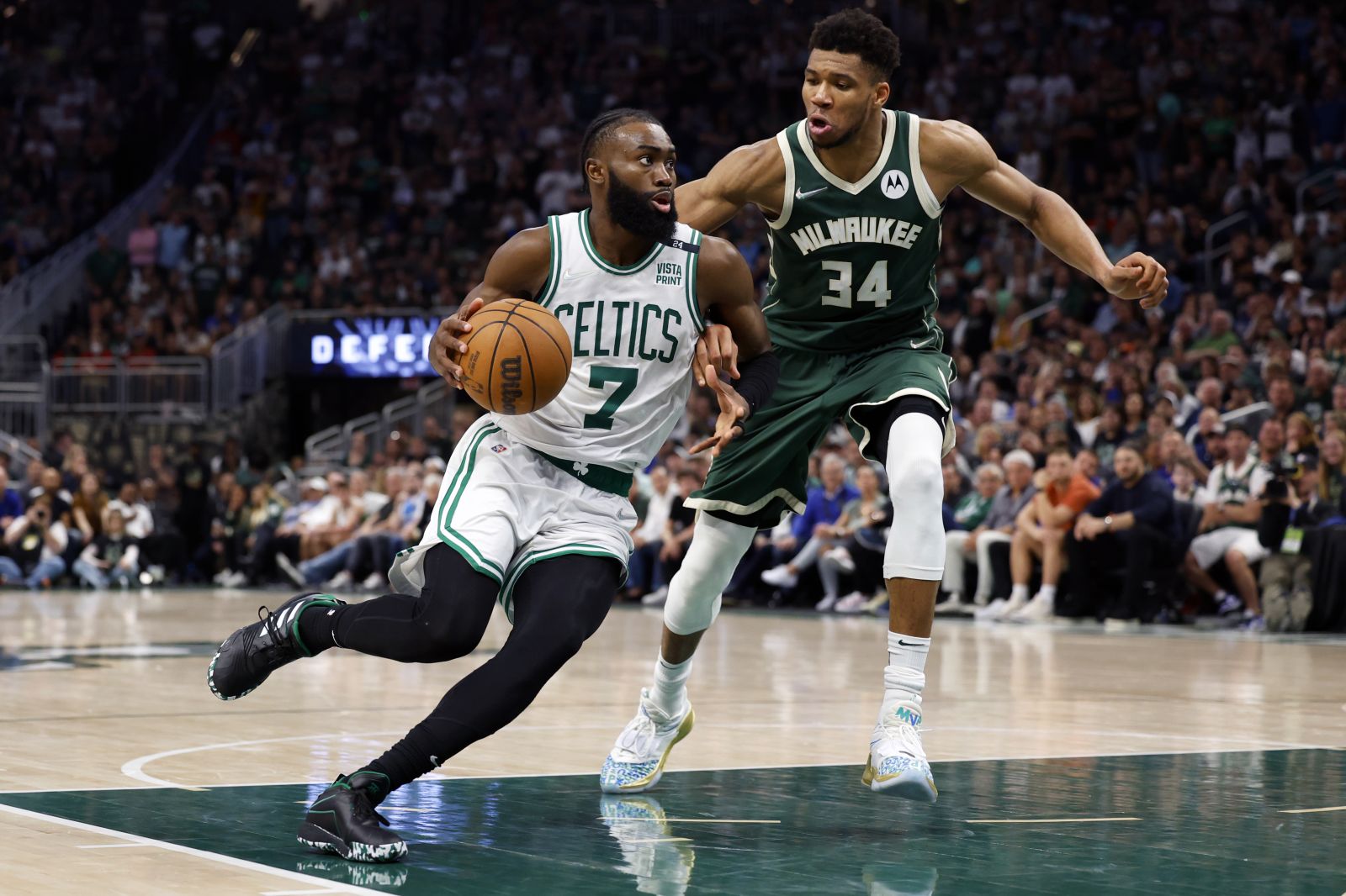 塞爾提克對公鹿提出的交易籌碼曝光！Jaylen Brown二度捲入球星交易談判漩渦