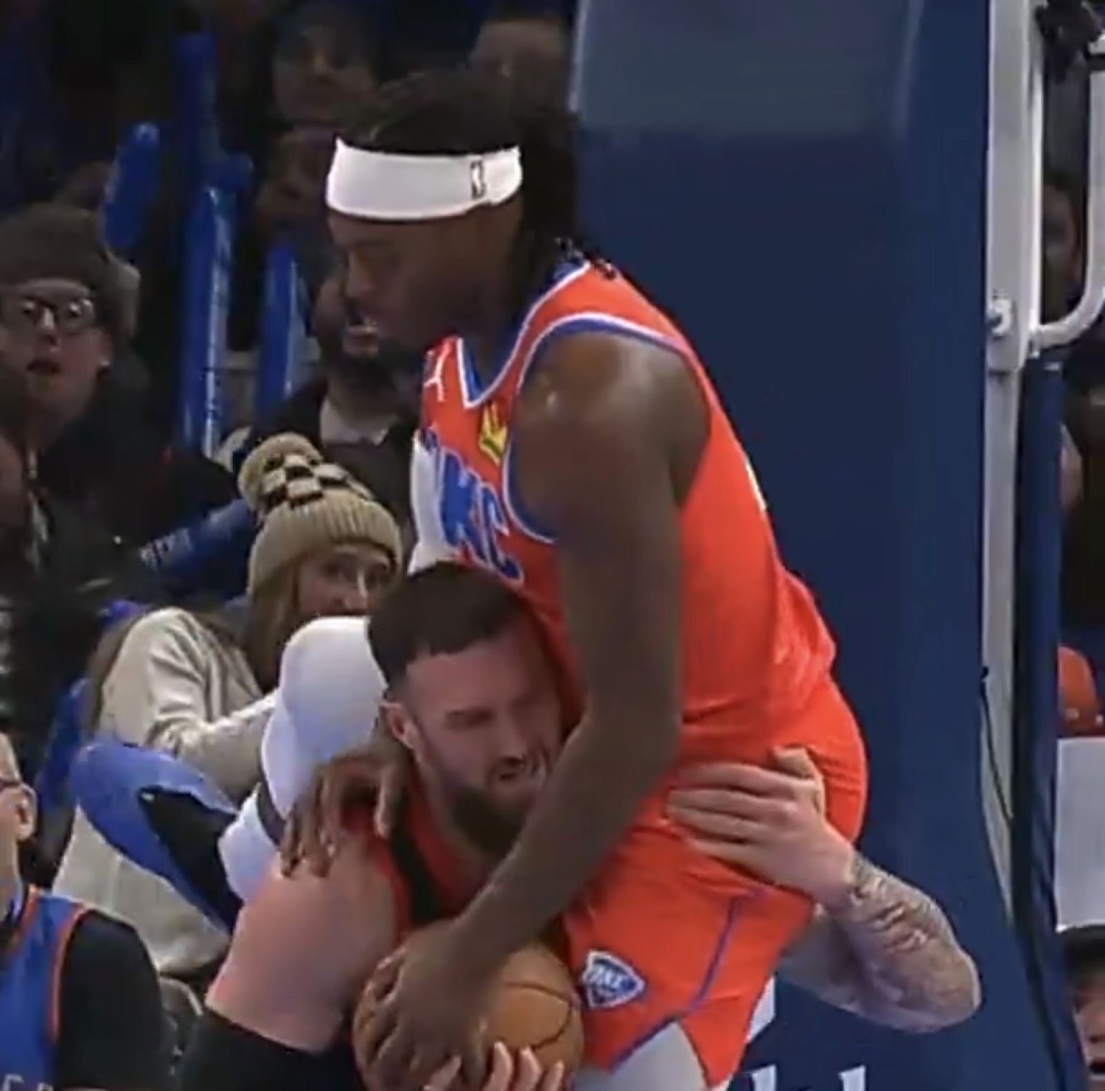 【影片】Dort防守時不慎「騎」到Mamu頭上！後者將他摟住已防他摔下來