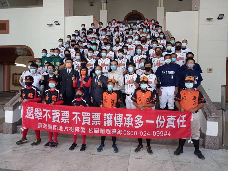 統一獅棒球隊等棒球好手,到台南地檢署參加法治教育。記者黃宣翰/攝影 統一獅棒球隊等棒球好手,到台南地檢署參加法治教育。記者黃宣翰/攝影