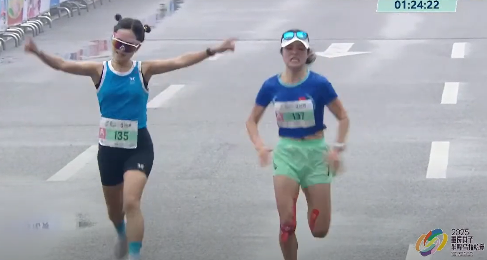 【話題】越野跑者的本能反射？重慶女子半馬選手肖芬衝線前提前慶祝，最後1秒遭甘志芳反超