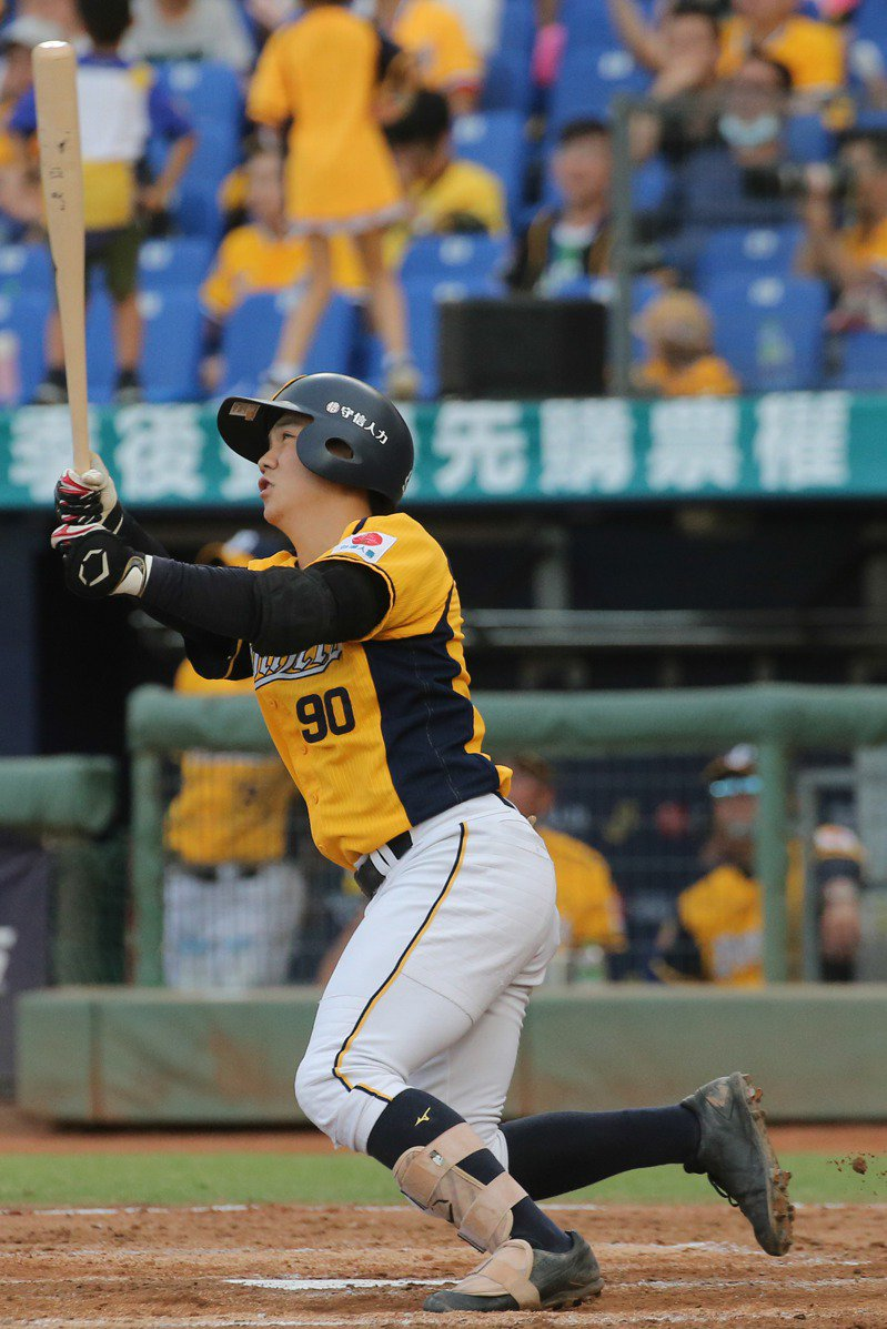 中信兄弟游擊手江坤宇轟出滿貫砲。記者黃仲裕／攝影