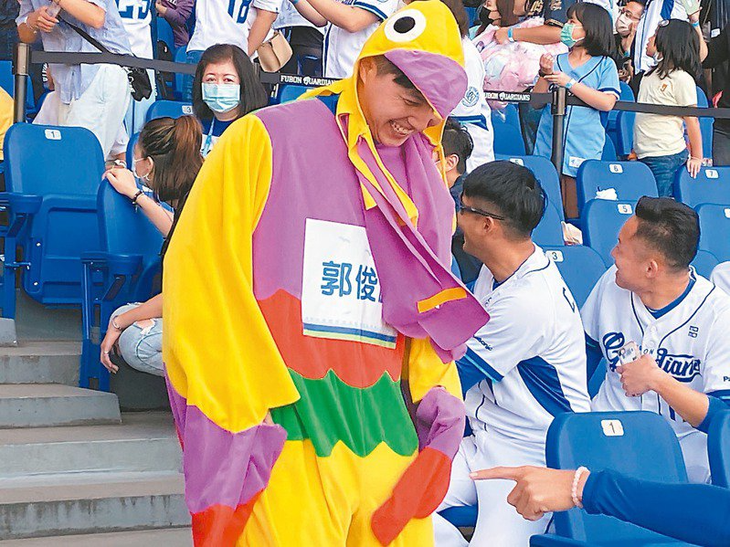 悍將隊菜鳥日，郭俊麟扮裝娛樂球迷。記者陳宛晶／攝影