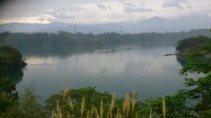 煙雨濛濛的寶二水庫環湖步道