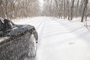 開車賞雪，四點避免危險