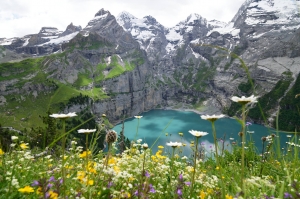 瑞士Oeschinensee深邃壯闊的世界自然遺產健行