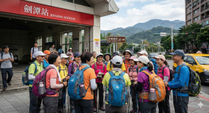捷運站外的登山杖影：除了電解質，銀髮山友的另一個科學補給