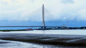 跨越，在河海交界