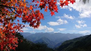 紅葉襯托下的聖稜線