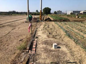 高雄市路竹區、岡山區、梓官區三等三角點平地基石。蔡文庄、本洲（找不到）、茄苳坑