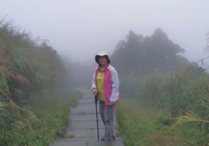 雲霧繚繞中登五分山