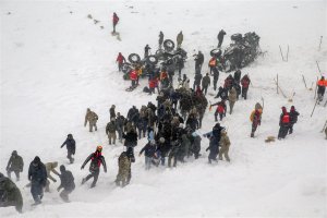【新聞】土耳其雪崩 搜救隊救失蹤者反遭吞沒8死15受困