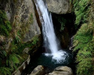 【雲林】大石坡旁的帽岩式瀑布:草嶺同心瀑布.連珠池