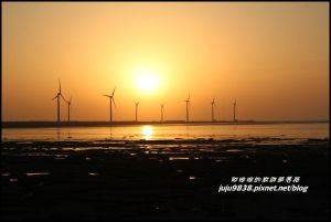 台中。高美濕地野生動物保護區棧道賞夕陽