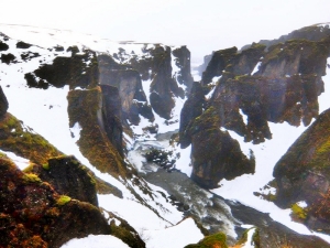 冰島-走在峽谷上方欣賞瀑布