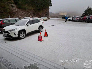 【新聞】合歡山清晨再降冰霰5分鐘 松雪樓變銀白世界