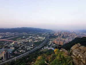 六寮古道→高峰植物園→鳳崎落日→石門水庫楓林→東眼山→鳶山→五酒桶山→台大椰林→富陽公園→象山步道