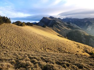 玉山群峰之後四峰-玉山南峰、南玉山、鹿山、東小南山