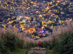 登小百岳雞籠山欣賞黃金山城夜景, 再到九份逛老街!