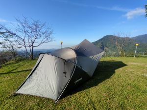用露營方式欣賞山景