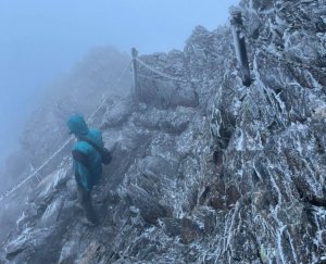 【新聞】受鋒面影響，玉山主峰線步道已有冰霰、路面結冰現象，請前往登山之山友須格外注意安全