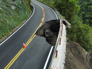 區內道路「宜專一線」7k下邊坡崩塌路基掏空，太平山園區即刻休園