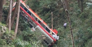 杉林溪接駁車墜谷8人受傷 66歲男遊客OHCA命危