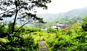 媲美貓空的休閒勝地，舊莊步道群，南港茶葉製造示範場環山步道，畚箕湖山（深按頭山），桂花吊橋步道，桂花亭步道，余家古厝