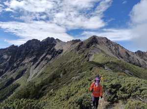 劃開連綿梅雨的金色晨光！玉山群峰樂透大景（南峰＆東小南山登頂饗宴）