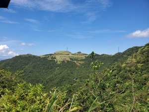 小粗坑古道上金瓜石山及黃金露頭，下不厭亭金字碑古道回