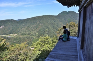 【日本】穿草鞋爬山、挑戰懸崖上的國寶—三德山健行